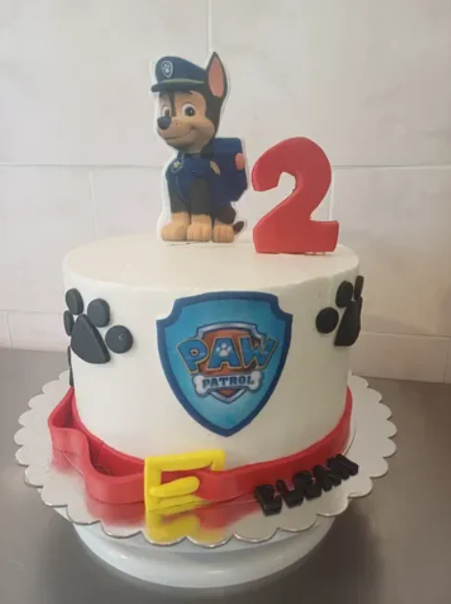 Torta temática con figura y detalles a mano